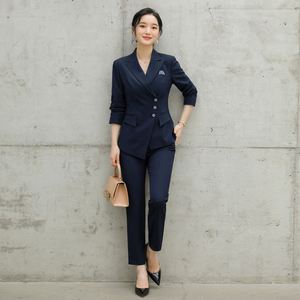 云端上的時尚符號 空姐職業服的美學與使命